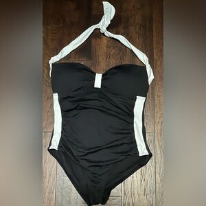 NIPTUCK One Piece Halter Black White Contrast One Piece LUX Swimsuit Size 12 NWT